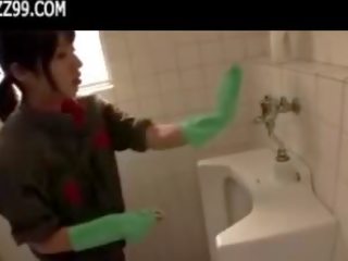 Mosaic: sievä siivooja antaa geek suihinotto sisään lavatory 01