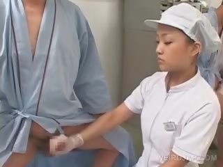 Fies asiatisch krankenschwester reiben sie patienten verhungert schwanz